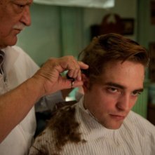 Cosmopolis: Robert Pattinson alle prese con una nuova acconciatura in una scena del film