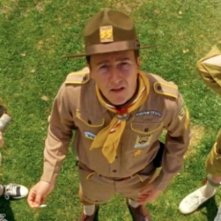 Edward Norton insieme a due 'lupetti' in una scena di Moonrise Kingdom