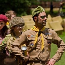 Moonrise Kingdom: Jason Schwartzman con Jared Gilman e Kara Hayward in una scena del film