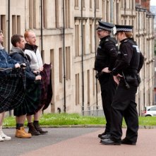 Paul Brannigan, William Ruane, Gary Maitland e gli altri interpreti di The Angels' Share in un'esilarante sequenza