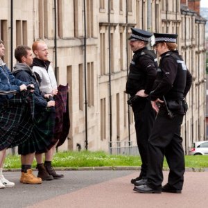 Paul Brannigan, William Ruane, Gary Maitland e gli altri interpreti di The Angels' Share in un'esilarante sequenza