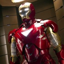 Robert Downey Jr. fasciato nella tuta robotica di Iron Man in una scena di The Avengers