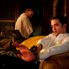 Robert Pattinson insieme a Paul Giamatti in una scena di Cosmopolis