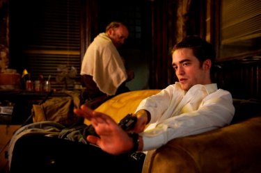 Robert Pattinson insieme a Paul Giamatti in una scena di Cosmopolis
