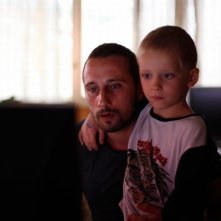 Rust and Bone: Matthias Schoenaerts col piccolo Armand Verdure in una scena del film