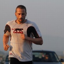 Rust and Bone: Matthias Schoenaerts fa jogging in una scena del film