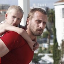 Rust and Bone: Matthias Schoenaerts insieme al piccolo Armand Verdure in una scena