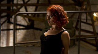 Scarlett Johansson resiste alle torture in The Avengers