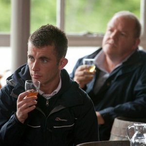 The Angels' Share: John Henshaw e Paul Brannigan in un'immagine del film