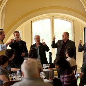 The Angels' Share: John Henshaw e Paul Brannigan in un'immagine di gruppo tratta dal film