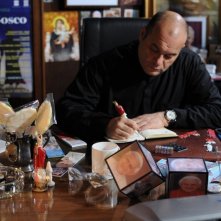 100 metri dal paradiso: Domenico Fortunato nei panni dell'illuminato e moderno Monsignor Angelo Paolini in una scena del film