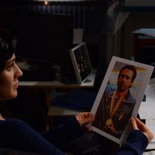 100 metri dal paradiso: Giulia Bevilacqua in una scena tratta dal film guarda una foto di Jordi Mollà