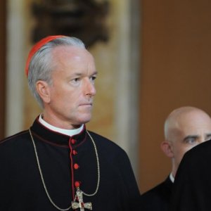 100 metri dal paradiso: Ralph Palka nei panni di Sua Eminenza Higgins in un'immagine del film