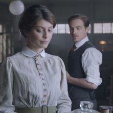 Alessandra Mastronardi insieme a Kevin Zegers in una scena della miniserie di Rai Uno, Titanic Nascita di una leggenda