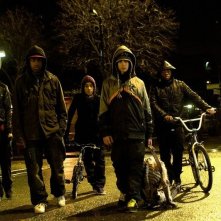 Alex Esmail, John Boyega, Franz Drameh, Simon Howard e Leeon Jones in una scena di Attack the Block - Invasione aliena