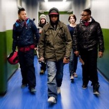 Alex Esmail, John Boyega, Franz Drameh, Jodie Whittaker e Leeon Jones in una scena di Attack the Block - Invasione aliena