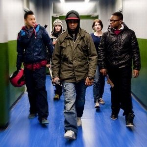 Alex Esmail, John Boyega, Franz Drameh, Jodie Whittaker e Leeon Jones in una scena di Attack the Block - Invasione aliena