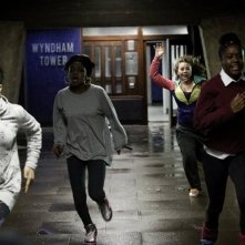 Attack the Block - Invasione aliena: Paige Meade, Danielle Vitalis, Gina Antwi e Natasha Jonas  fuggono dagli alieni in una scena del film