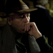 Bernardo Bertolucci pensieroso sul set del suo film Io e te