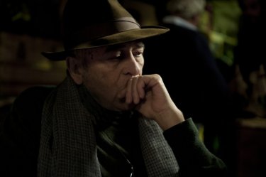 Bernardo Bertolucci pensieroso sul set del suo film Io e te