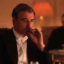 Chris Noth in una scena della serie tv Titanic - Nascita di una leggenda