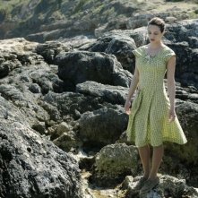 Isole: Asia Argento passeggia sugli scogli in una scena del film