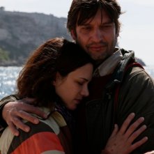 Isole: Ivan Franek abbraccia Asia Argento in una tenera scena del film diretto da Stefano Chiantini