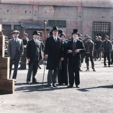 Kevin Zegers, Derek Jacobi e Chris Noth in un momento della serie tv Titanic - Nascita di una leggenda