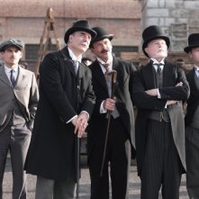 Kevin Zegers, Derek Jacobi e Chris Noth in una scena della serie tv Titanic - Nascita di una leggenda