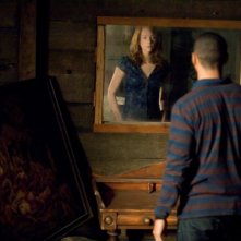Kristen Connolly spiata in segreto da Jesse Williams in una scena di Quella casa nel bosco