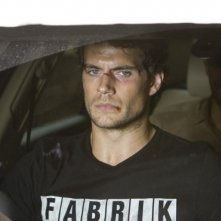 La fredda luce del giorno: Henry Cavill in auto con i suoi aguzzini in un'immagine tratta dal film