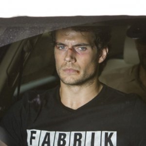 La fredda luce del giorno: Henry Cavill in auto con i suoi aguzzini in un'immagine tratta dal film