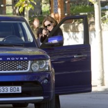 La fredda luce del giorno: Sigourney Weaver prende la mira in una scena del film