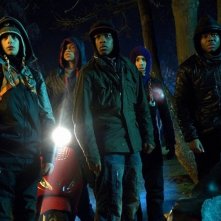Luke Treadaway, John Boyega e Leeon Jones in una scena di Attack the Block - Invasione aliena