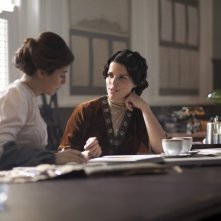 Neve Campbell in una scena della serie tv Titanic - Nascita di una leggenda