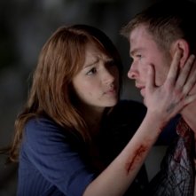 Quella casa nel bosco: Chris Hemsworth abbracciato affettuosamente da Kristen Connolly in una scena del film