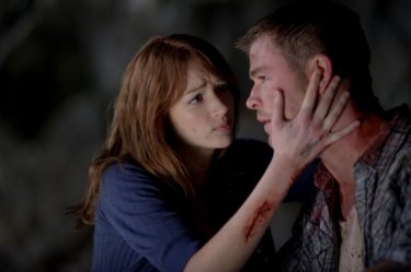 Quella casa nel bosco: Chris Hemsworth abbracciato affettuosamente da Kristen Connolly in una scena del film