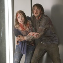 Quella casa nel bosco: Fran Kranz e Kristen Connolly si fanno coraggio a vicenda in una scena del film