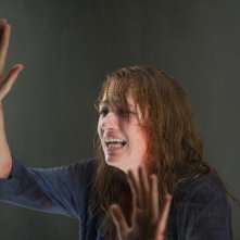 Quella casa nel bosco: Kristen Connolly disperata si rende conto di non avere via di scampo in un momento del film