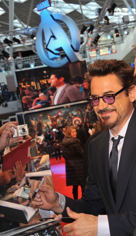 The Avengers Robert Downey Jr Firma Autografi Sul Red Carpet Del Cinema Vue Westfield Per La Premier 238149