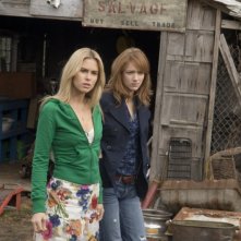 Quella casa nel bosco: Anna Hutchison e Kristen Connolly alla stazione di servizio in una scena del film