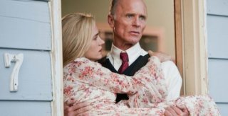 Ed Harris e Jennifer Connelly in una scena del drammatico Virginia