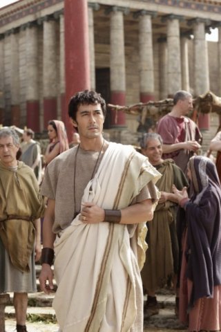Hiroshi Abe (al centro) è Lucius, protagonista di Thermae Romae