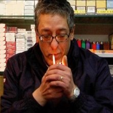 Ageroland: Sabato Cuomo, il tabaccaio napoletano protagonista del documentario, in una scena