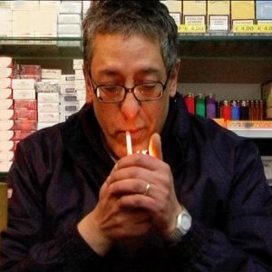 Ageroland: Sabato Cuomo, il tabaccaio napoletano protagonista del documentario, in una scena