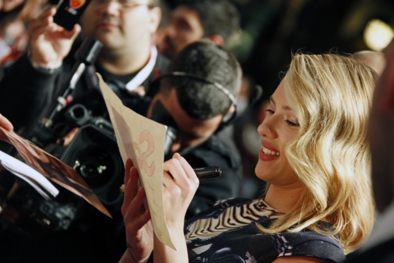 The Avengers Una Sorridente Scarlett Johansson Firma Autografi Sul Red Carpet Della Premiere Romana  238433