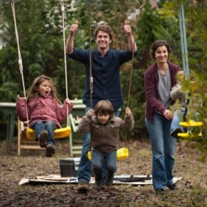 Tutti i nostri desideri: Yannick Renier e Amandine Dewasmes in una bella scena di famiglia tratta dal film