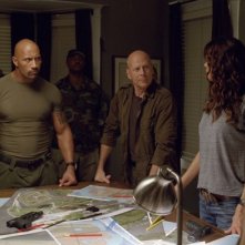 Dwayne Johnson e Bruce Willis circondati dal resto del cast di G.I. Joe: La vendetta