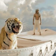 Suraj Sharma e una tigre nella prima immagine di Vita di Pi - Life of Pi, diretto da Ang Lee