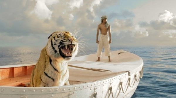 Suraj Sharma e una tigre nella prima immagine di Vita di Pi - Life of Pi, diretto da Ang Lee